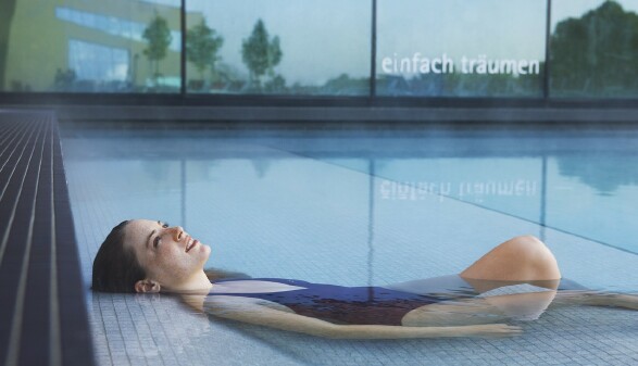 Junge Frau im Schwimmbad