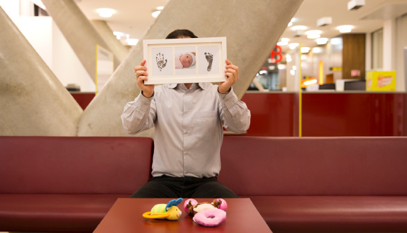 Herr M. mit Bild seiner kleinen Tochter. © Lisi Specht Herr M. mit Bild seiner kleinen Tochter. © Lisi Specht