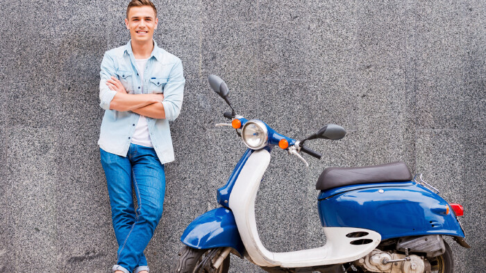 Jugendlicher mit blauem Moped