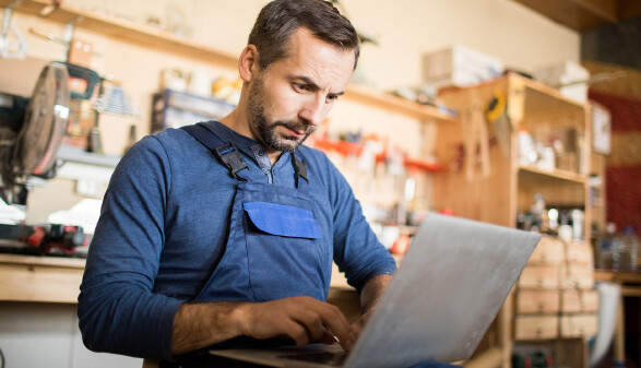 Handwerker mit Laptop