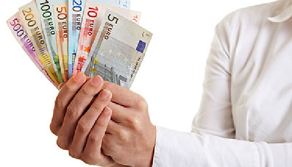 Geld in der Hand - Ausbezahlung von Leistungen © Robert Kneschke, Fotolia.com