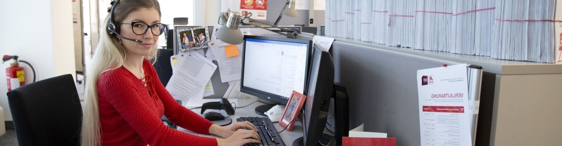 Junge Frau arbeitet am PC im B&uuml;ro.