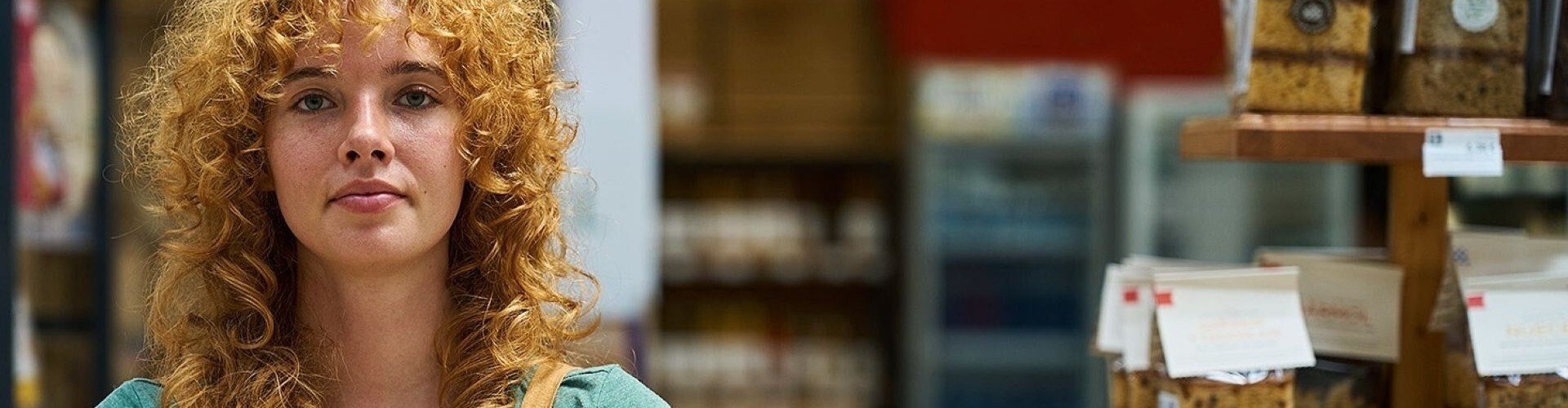 Junge Kellnerin im Lokal