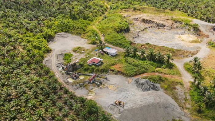 Steinbruch neben einer Palm&ouml;lplantage auf Borneo &ndash; ein Beispiel f&uuml;r den Eingriff in die Landschaft.