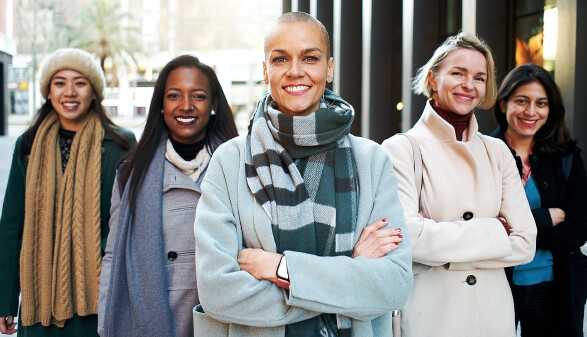 Eine Gruppe junger und selbstbewusster Frauen