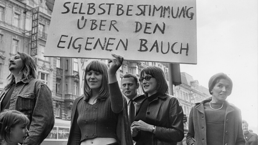Frauen demonstrieren für Gleichberechtigung und das Recht auf Abtreibung am 7.5.1971 auf der Mariahilferstraße.