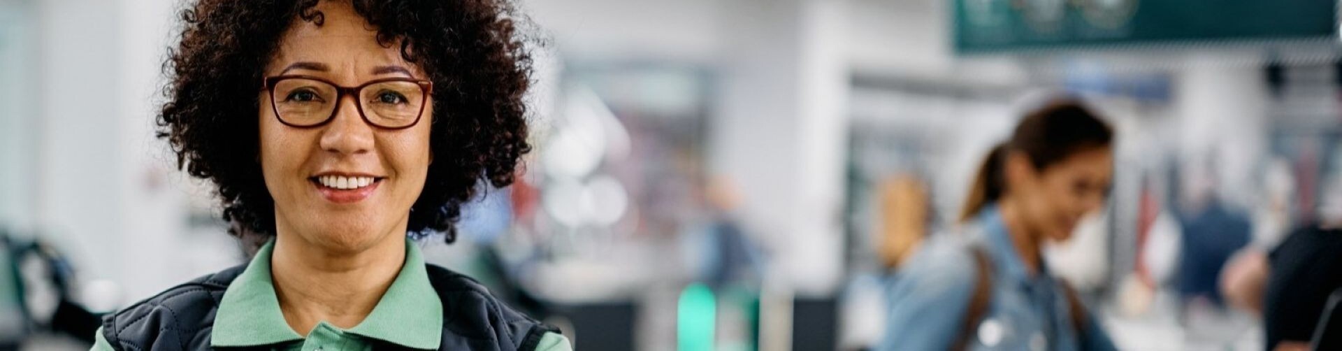 Portr&auml;t einer selbstbewussten Verk&auml;uferin im Supermarkt und Blick in die Kamera