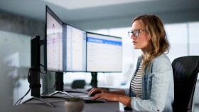 Junge Frau arbeitet am PC