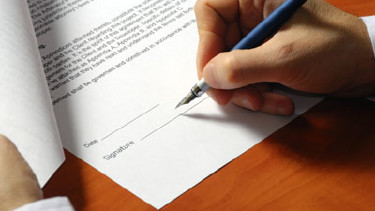 Mann unterschreibt einen Vertrag © Photosani, fotolia.com