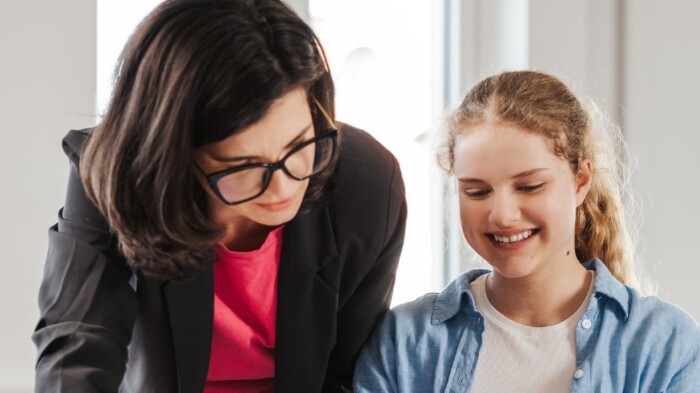 Mutter lernt mit ihrer Tochter