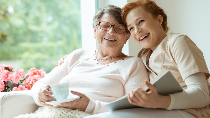 Ältere und jüngere Frau im Gespräch © Photographee.eu, Fotolia.com Ältere und jüngere Frau im Gespräch © Photographee.eu, Fotolia.com