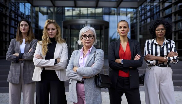 Fünf selbstbewusste Frauen blicken in die Kamera