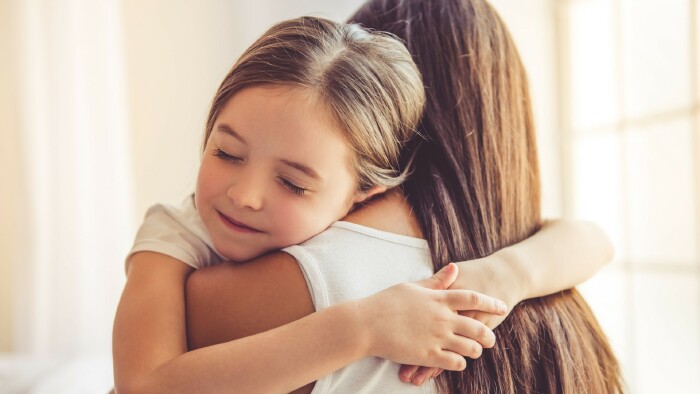 Kind dr&uuml;ckt seine Mama fest.