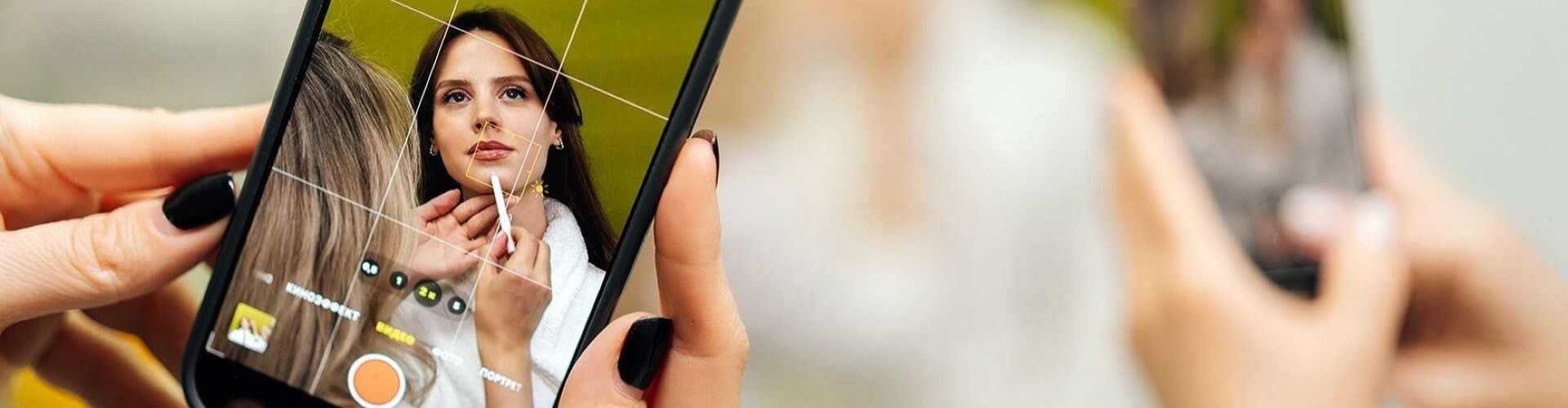 Influencerin nimmt ein Video mit dem Handy auf