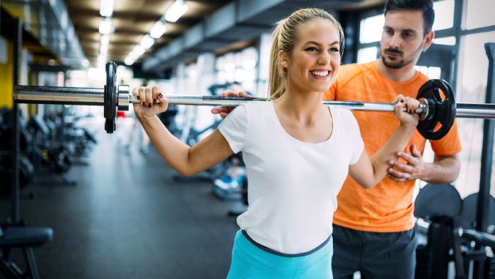 © NDABCREATIVITY , stock.adobe.com Frau trainiert im Fitnessstudio mit Langhantel © NDABCREATIVITY , stock.adobe.com