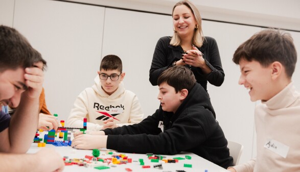 Schüler:innen spielen ein Planspiel