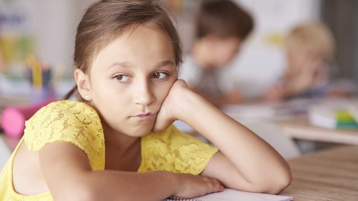 Trauriges M&auml;dchen in der Schule