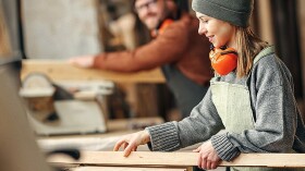Junge Frau arbeitet in einer Tischlerei