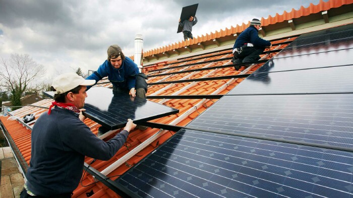 Einbau von Solar-Dachpanelen
