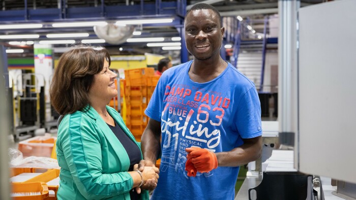 Renate Anderl begrüßt einen Mitarbeiter der Post