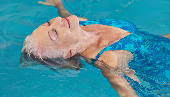 © Robert Kneschke, stock.adobe.com Seniorin im Schwimmbad © Robert Kneschke, stock.adobe.com