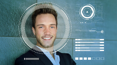  Gesichtserkennung von einem Beschäftigten durch KI 