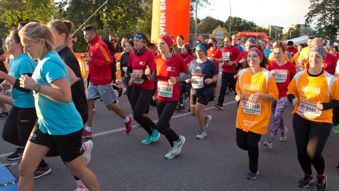 Mehrere Personen laufen beim Business Run mit.