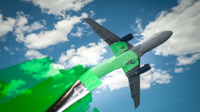 Flugzeg wird in der Luft gr&uuml;n angestrichen