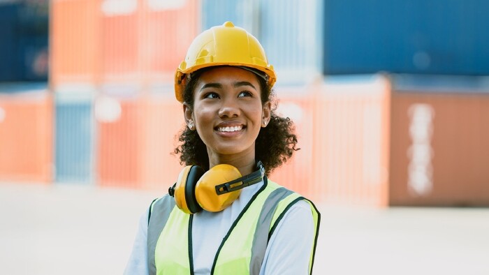 © Quality Stock Arts, stock.adobe.com Junge Bauarbeiterin mit Schutzhelm am Arbeitsplatz