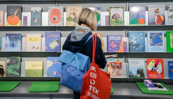 Junge Frau blättert in Kinderbüchern