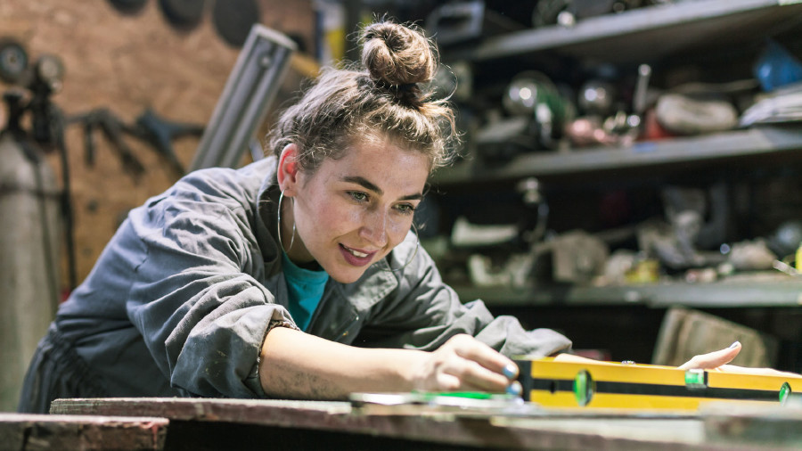 Junge Arbeitnehmerin in der Werkstatt © aerogondo , stock.adobe.com Junge Arbeitnehmerin in der Werkstatt © aerogondo , stock.adobe.com