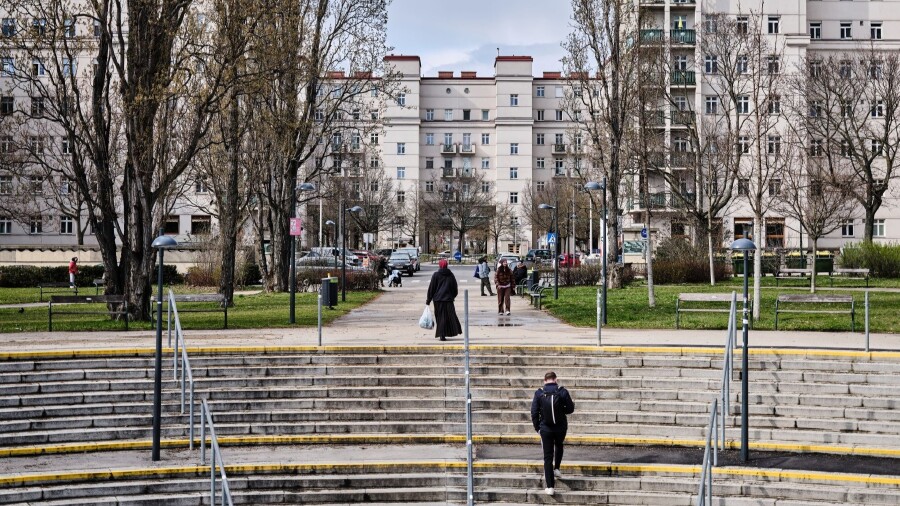 Wo die Bim eine Schleife dreht, steht dieses Monument des Roten Wien.