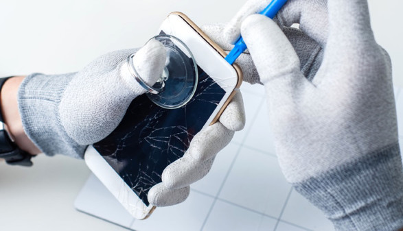 Smartphone wird repariert