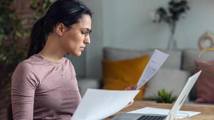 Junge Frau arbeitet am PC