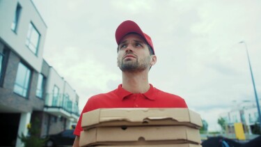 Pizzabote mit sorgenvollem Blick