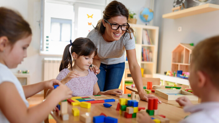 P&auml;dagogin mit Kindern