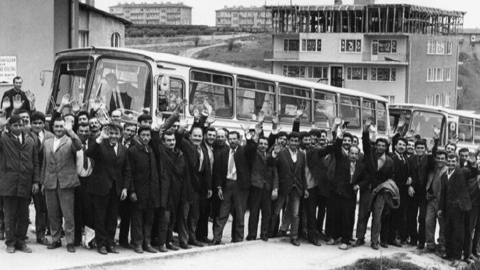 Türkische Gastarbeiter:innen machen sich auf den Weg nach Österreich, 1971. 