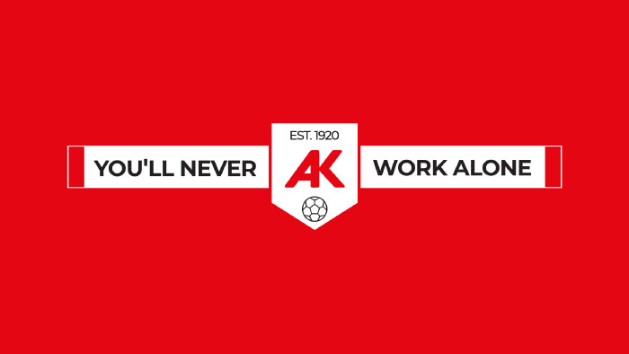 Einem Fu&szlig;ballverein nachempfundenes Wimpel-Logo der AK in rot-wei&szlig; mit der Aufschrift: "You'll never work alone. AK est. 1920"