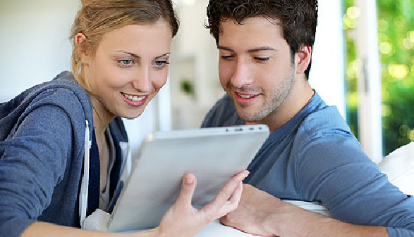 © goodluz, Fotolia.com Junges Paar spielt mit Ihrem Tablet-PC © goodluz, Fotolia.com