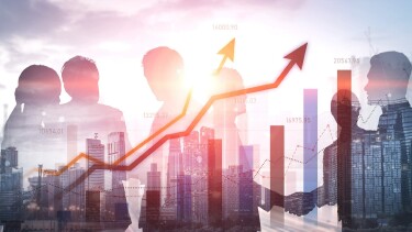 Silhouetten-Portrait eines Business-Teams vor einer modernen Stadt-Skyline und verdeutlicht Wachstum durch aufstrebende Diagramme