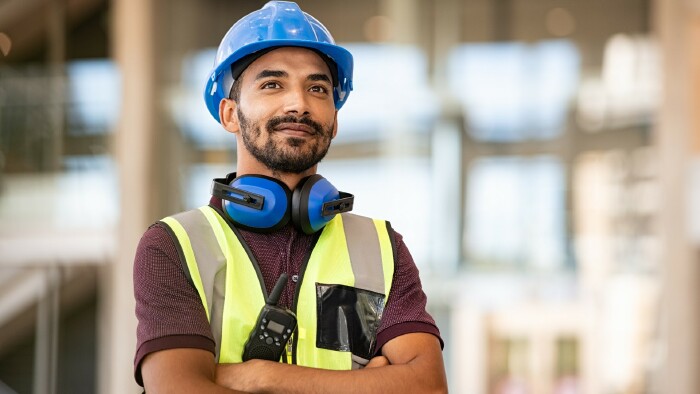 Junger Arbeiter am Bau