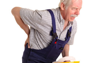 Älterer Arbeiter mit Rückenschmerzen © Volker Witt, Fotolia.com
