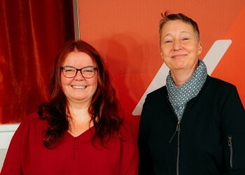 v.l.n.r.: Preisträgerin Andrea Stift-Laube und Sybille Pirklbauer, AK Wien