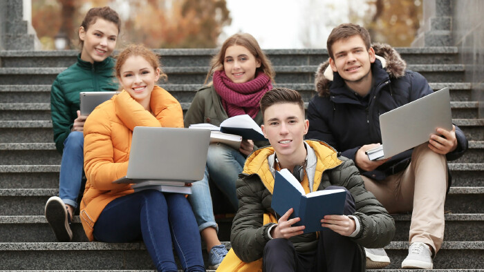 Sch&uuml;lerprojekt mit B&uuml;cher und Laptops