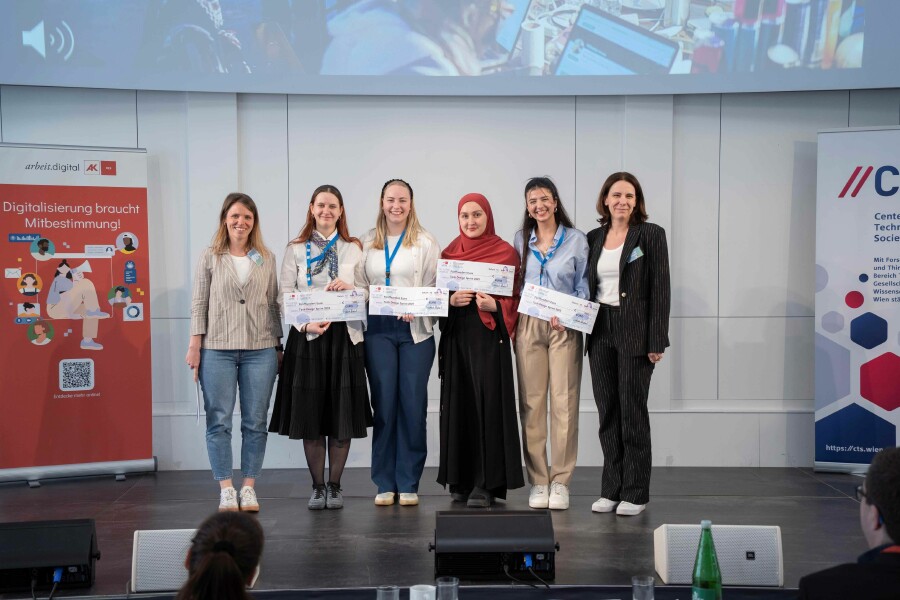 v.l.n.r.: Anna Raith (Teamleiterin im Bereich der Bildungspolitik AK Wien), Gewinner:innen der Kategorie Gesellschaftliche Relevanz,, Sylvia Geyer (Rektorin der FH Technikum Wien) © TU Wien / CTS Gewinner:innen der Kategorie Gesellschaftliche Relevanz Gewinner:innen der Kategorie Gesellschaftliche Relevanz © TU Wien / CTS