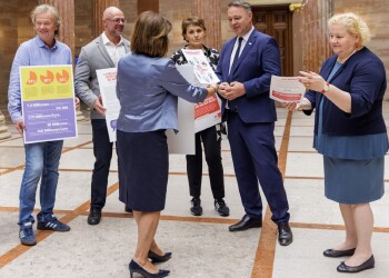 Nach der &Uuml;bergabe der Petition ist nun die Bundesregierung am Zug.