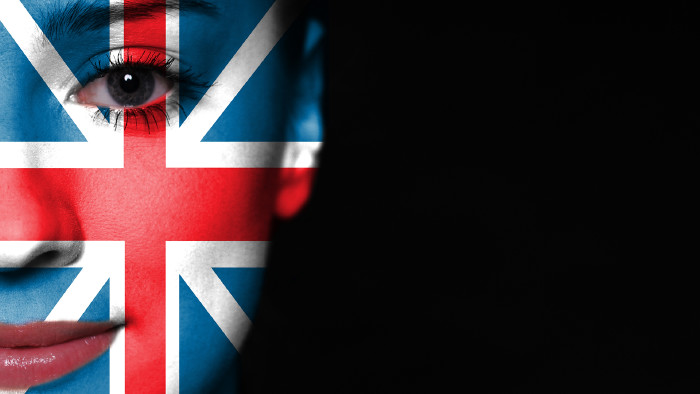 © kwasny221 - stock.adobe.com Frau mit englischer Flaggenbemalung im Gesicht © kwasny221 - stock.adobe.com