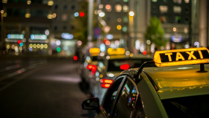 Taxis auf einem Standplatz in Wien