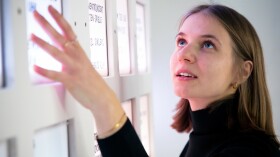 Junge Frau im Escape Room