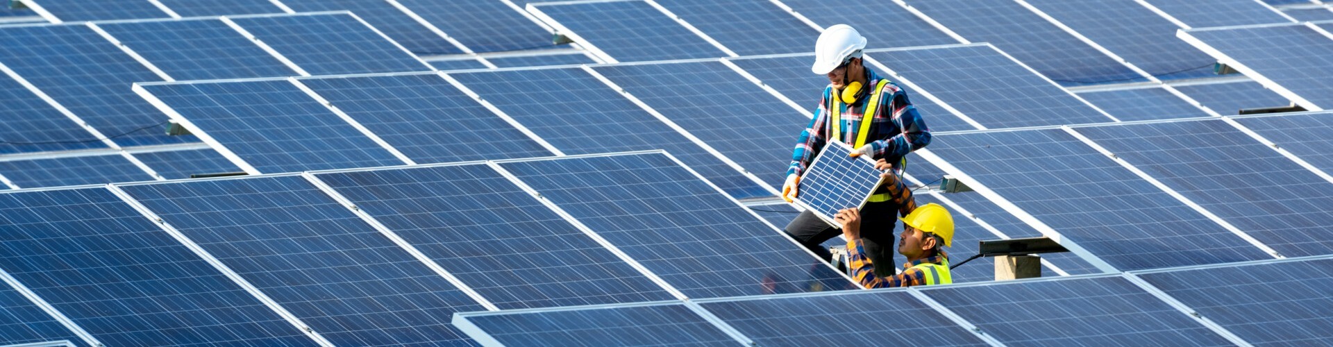 Ingenieure montieren Solar Paneelen